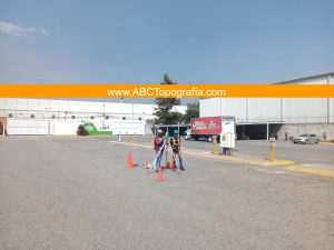 1Servicio de topografía para llevar los trabajos cimentación, ubicados en Blvd. Aeropuerto Esq, Av. de la Industria Automotriz KM 1, Parque Industrial Lerma Toluca, Méx. En un área aproximada de 326 m². El servicio incluye - trabajo de trazo y nivelación en general para las actividades en general. Incluye material necesario para realizar marcas y/o plasmar niveles dentro y fuera de la construcción. Nuestra cotización únicamente contempla 2 días. La primera visita de trazo y la segunda visita de nivelación, ambas con jornadas de 8 hrs de trabajo con 1 topógrafo, 1 ayudante, nivel fijo y estación total. En caso de requerir trabajo de gabinete, se debe(n) pagar visita(s) para realizar el o los trabajos necesarios En caso de requerir mas visitas se actualizará el costo